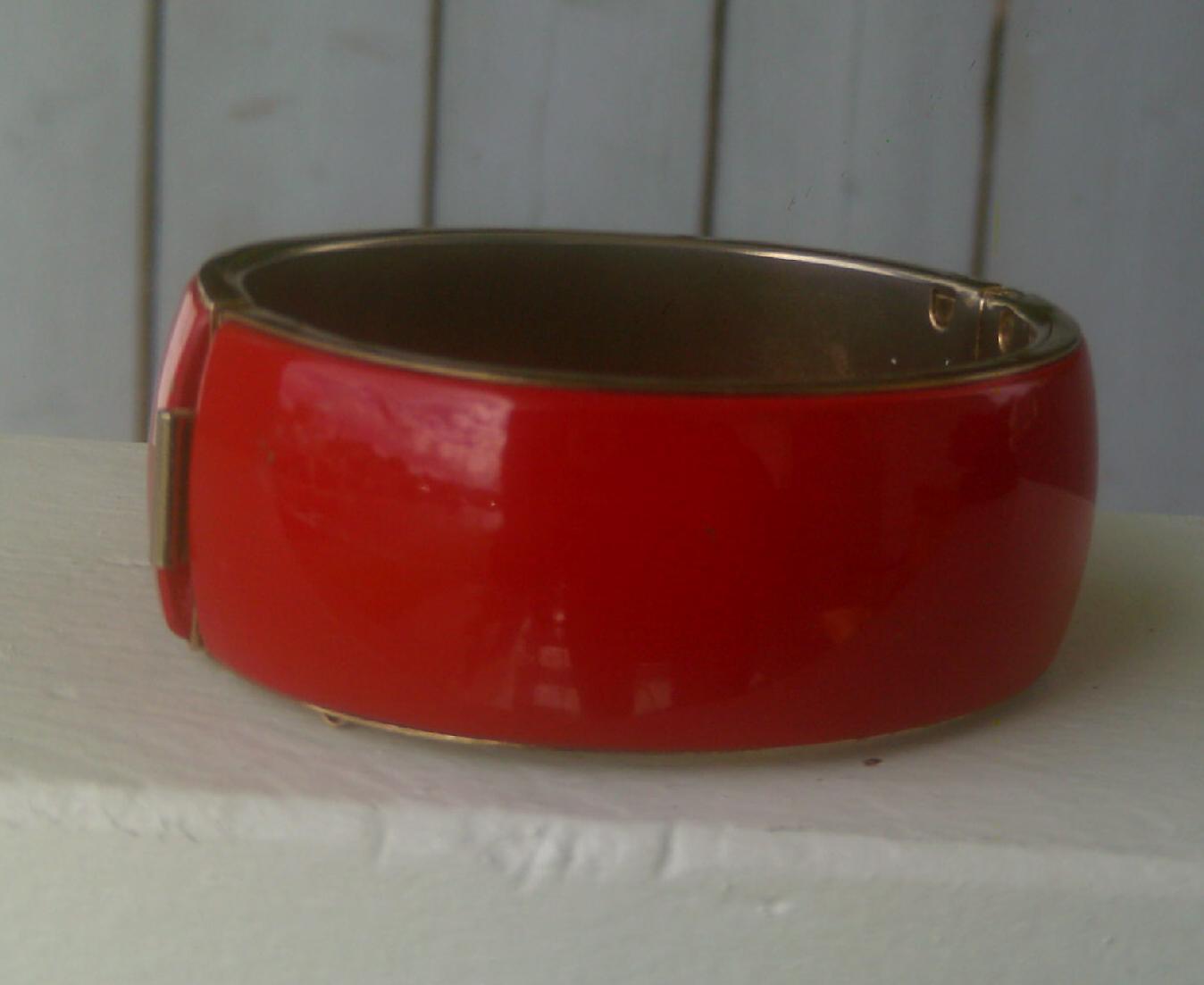 VINTAGE 1970's SHINY RED ENAMEL PAINT on GOLD COLORED METAL BANGLE or