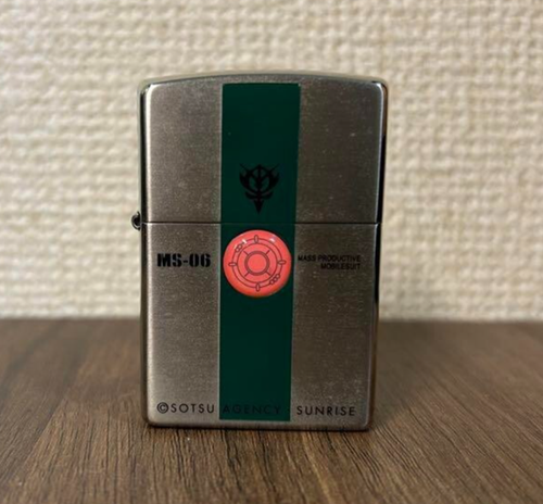 Zippo Gundam Zaku MS-06 tipo producción en masa encendedor y soporte de cabeza con caja sin usar - Imagen 6 de 19