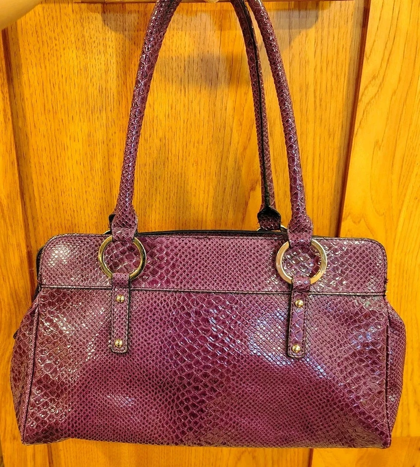 De colección Y2k GUESS Púrpura Patente Imitación Serpiente Sillín Bolso Cartera Bolso B30 Foto 3 de 4