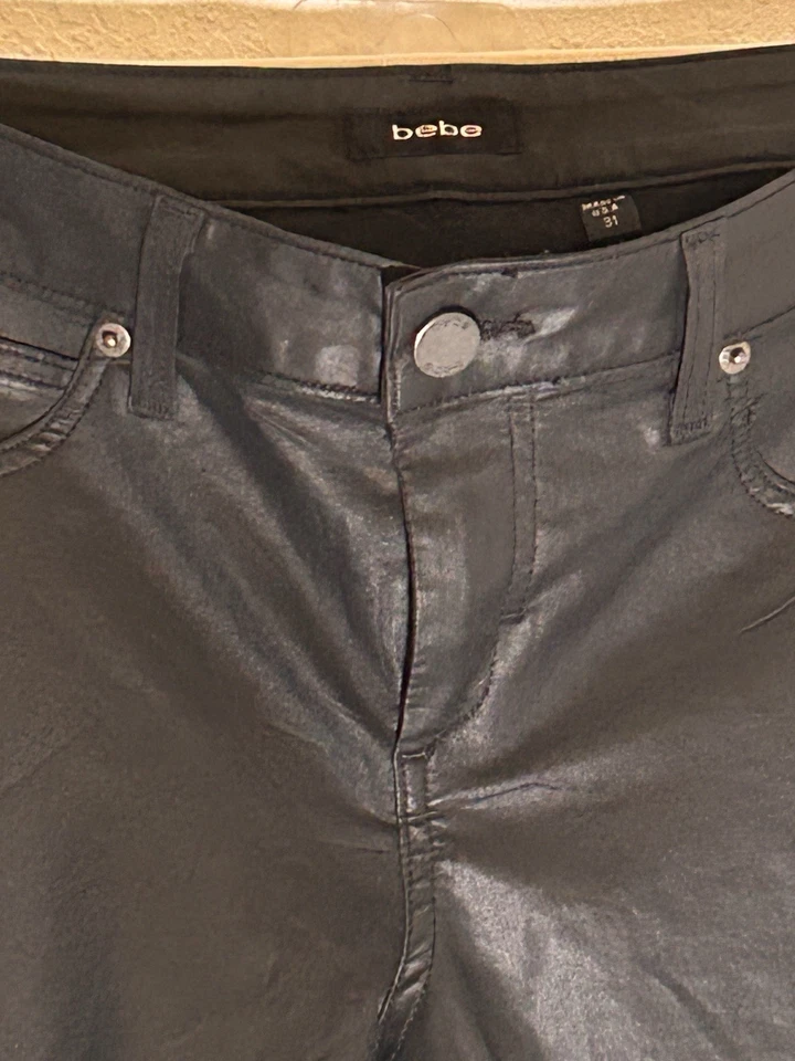 Pantalón ajustado cintura alta negro BEBE para mujer negro imitación cuero líquido cremallera Foto 3 de 4