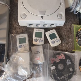 SEGA Dreamcast lot Controllers, AV Cables, games ,turns on doesn't read discs 