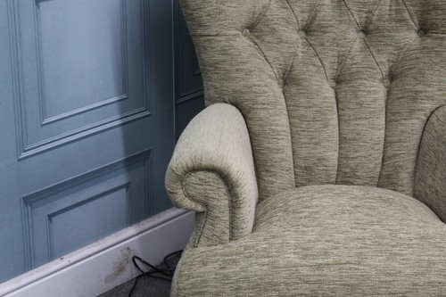 PARKER KNOLL EDWARD ACCENT CHAIR IN CONISTON GREEN FABRIC. RRP £1163. - Picture 5 of 8