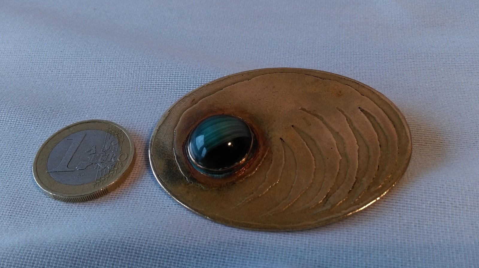 Broche Vintage Années 60 - Laiton Doré Avec Cabochon De Verre Abstrait - Ancienne En Excellent état