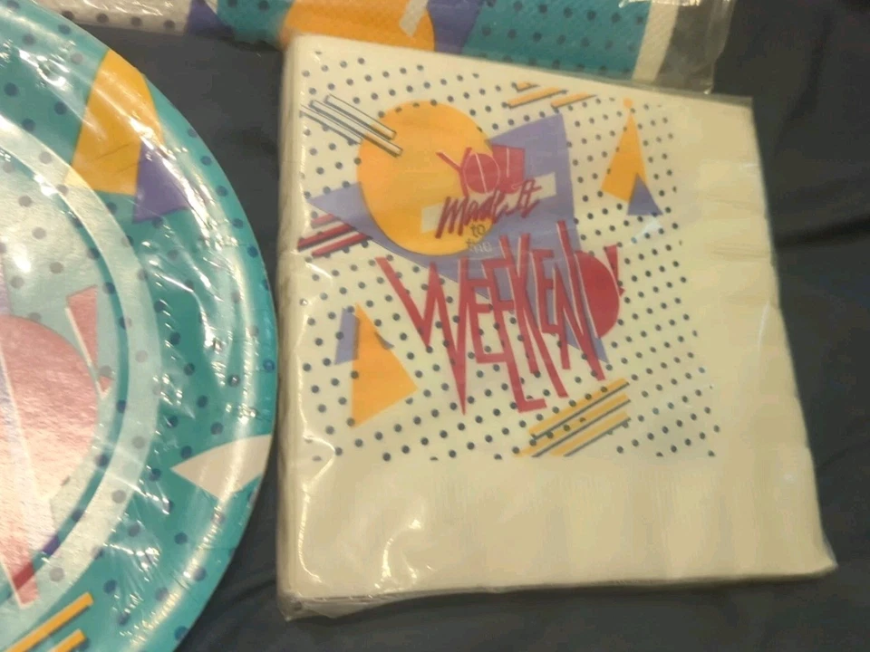 Platos, servilletas y 2 manteles Memphis Design You Made It To The Weekend de la década de 1980 Foto 3 de 4