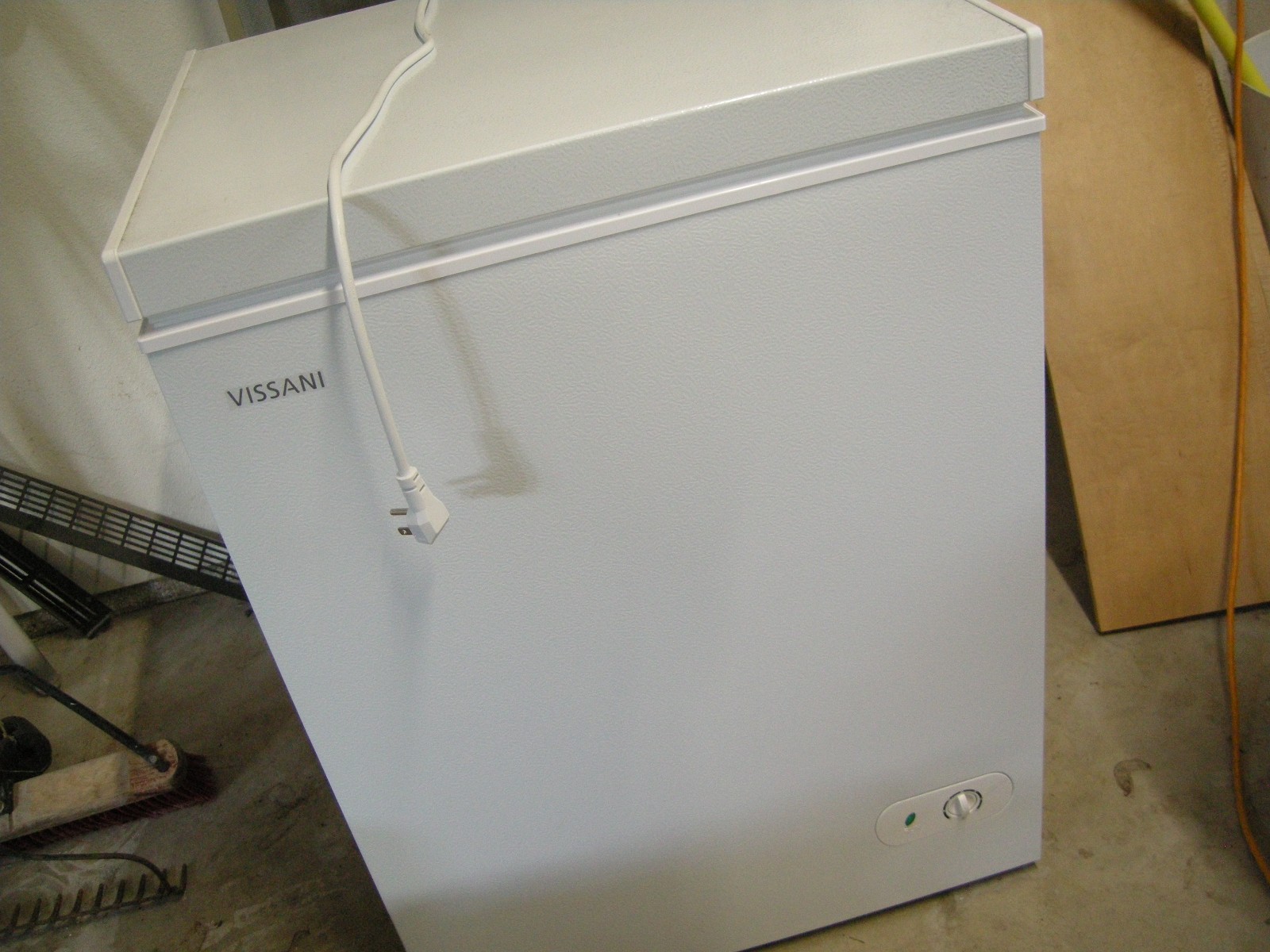 HMCF5W5 VISSANI 5.0 cf Manual Defrost Chest Freezer w/LED Light NEW NEVER USED
