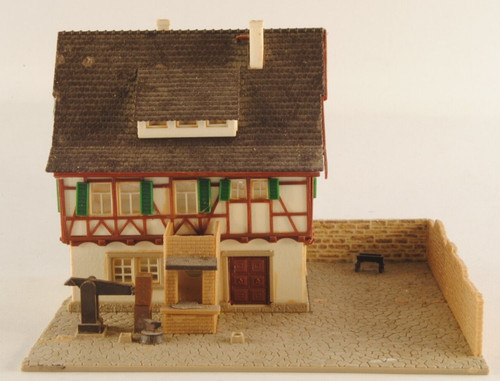VOLLMER 29890 casa tedesca 3 piani modello per diorama ferroviario N 1:160 | Zustand: Usato