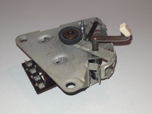 Motor mit weiteren Bauteilen aus Philips AG2117-mU Plattenspieler