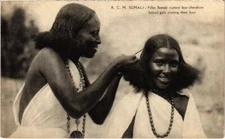 PC FILLES SOMALI PLAINTING THEIR HAIR ETHNIC TYPES DJIBOUTI SOMALIA (a35818)