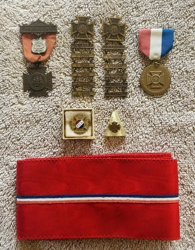 BEAUTIFUL LOT OF WOMENS RELIEF CORPS BADGES PINS GENERAL LOGAN MEDAL SILK SASH +