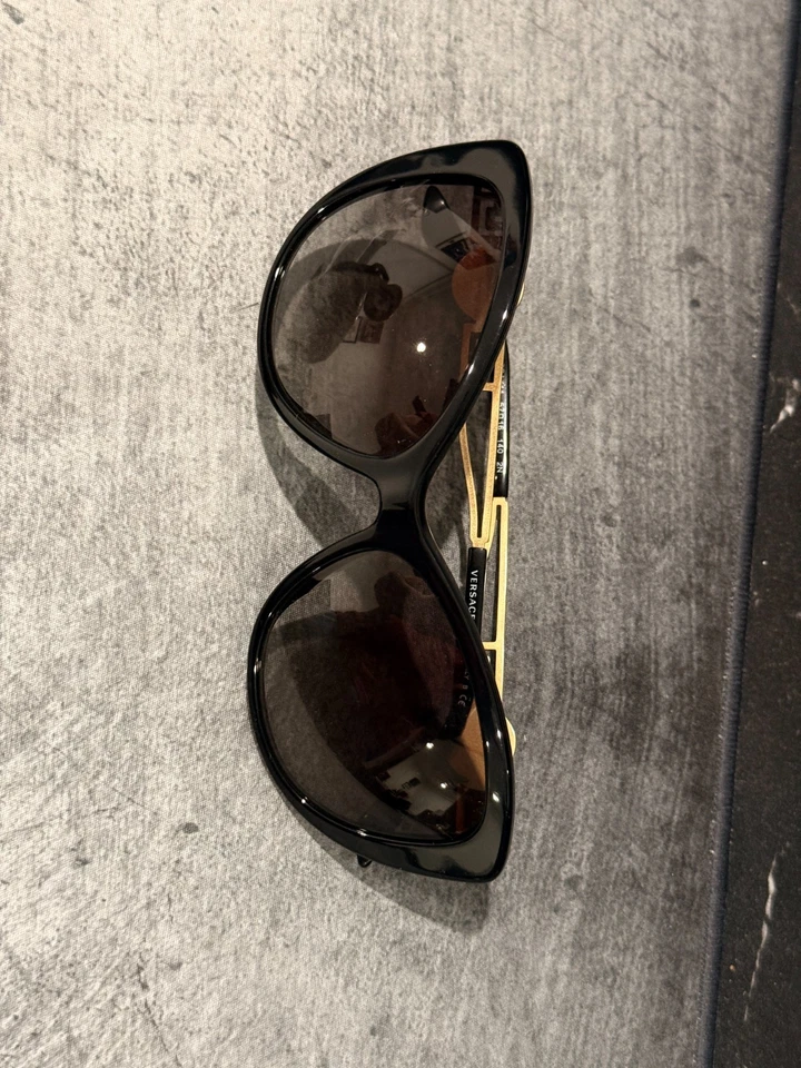 Женские солнцезащитные очки Versace модель 4295-A поляризованные кошачьи глаза черные/золотистые - Изображение 4 из 4