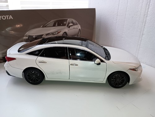 1:18 Scale Toyota AVALON White - Picture 3 of 10