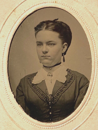 ORIGINAL CIVIL WAR WOMAN in CDV EMBOSSED SLEEVE 1865 TINTYPE PHOTO - Picture 1 of 3