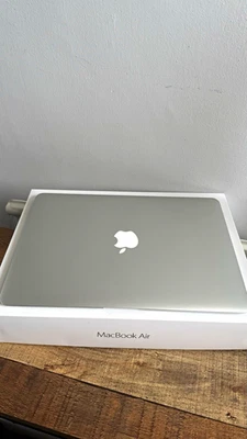Apple MacBook Air 13" 2015 · i7 · 8GB · 250GB