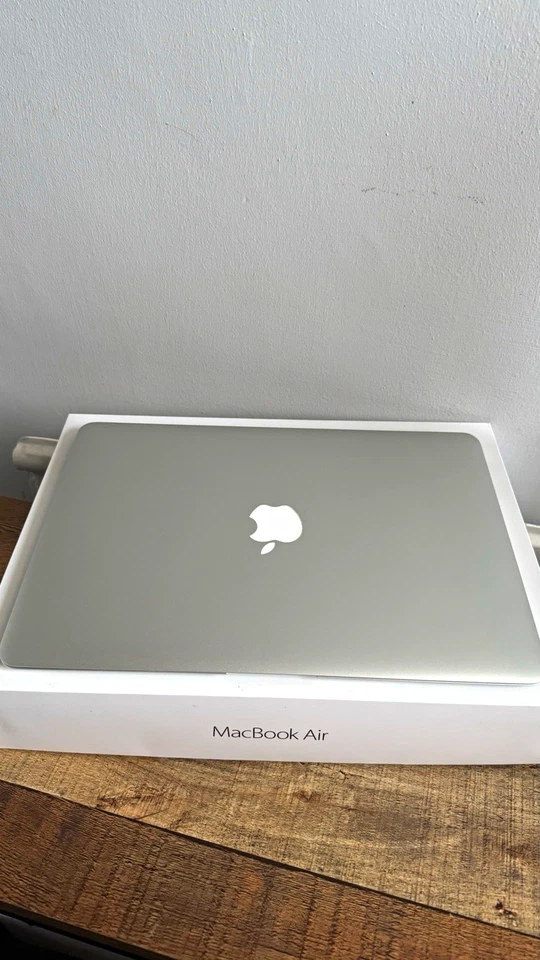 Apple MacBook Air 13" 2015 · i7 · 8GB · 250GB, photo 1 of 5