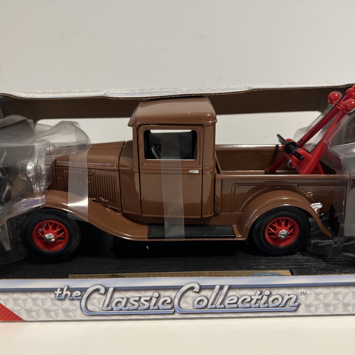 Road Legends- Classics Collection- 1934 Ford Pickup Tow