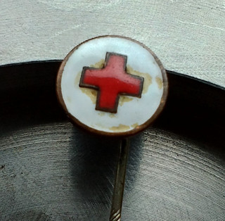 Sehr alte Anstecknadel Rotes Kreuz emailliert