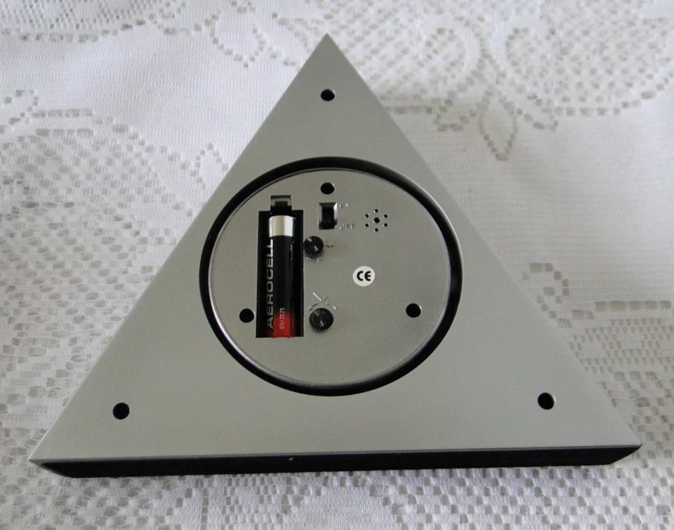 Pendule quartz à poser triangulaire mobile basculante plastique gris - Photo 2/2