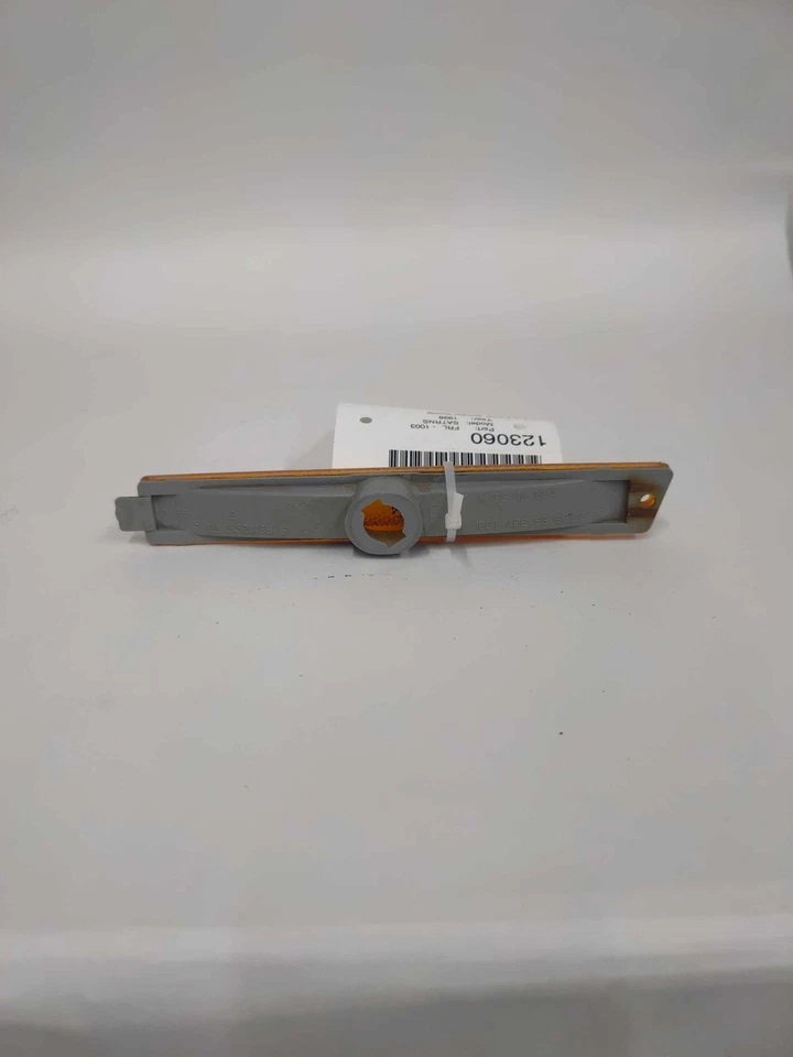 1996-99 Saturn S Series RH Side Marker (bumper Mounted) 16521468 - Image 4 of 4