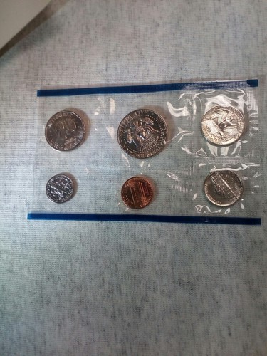 US Mint 1981 Uncirculated Coin Set in All Collateral - Picture 3 of 5