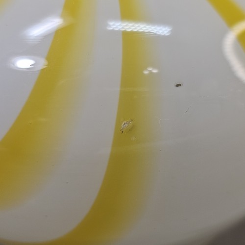Jarrón de vidrio amarillo blanco remolino soplado a mano con volantes caprichoso peculiar color primario - Imagen 15 de 17