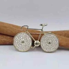 Spilla Charm Bicicletta Taglio Tondo 2Ct Real Moissanite Placcata Oro Giallo 14K
