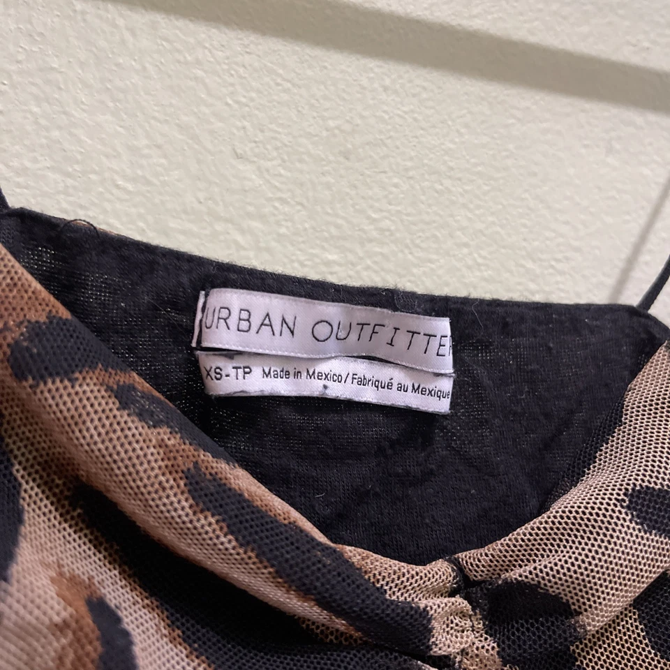 Top recortado de malla Mariana Urban Outfitters para mujer con estampado de tigre talla Xs usado en excelente estado Foto 2 de 4