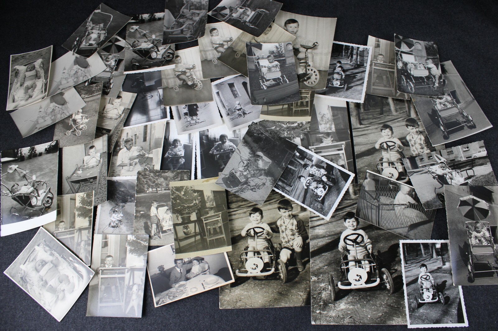 40 Foto D'EPOCA Bambini su Carrozzina con Triciclo Macchina Gioco BN Passeggino
