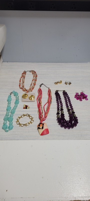 Lot Of Ten Pieces Of Girls/ Women's Costume Jewelry In Good Condition
