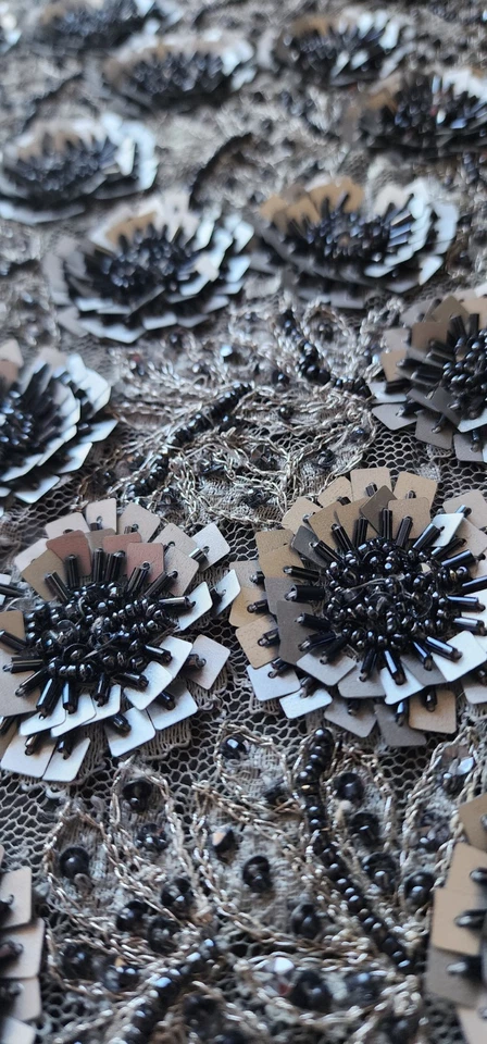 Muestra de encaje metálico de diseñador con flores con cuentas 3D - plateado y negro Foto 2 de 4