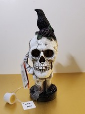Calavera de resina iluminada LED que cambia de color en mano esqueleto con rosas de cuervo nueva