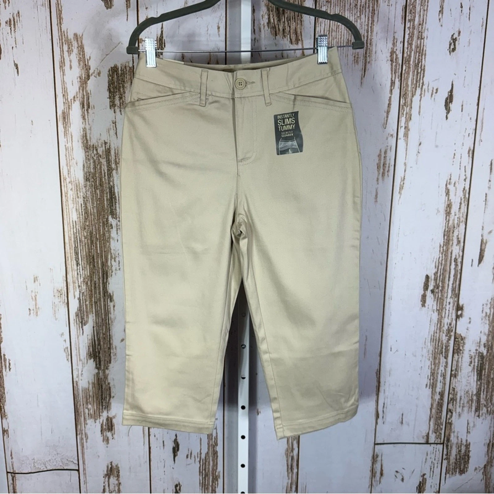 NWT, St. John's Bay, Women's Tan Capris. Size 4