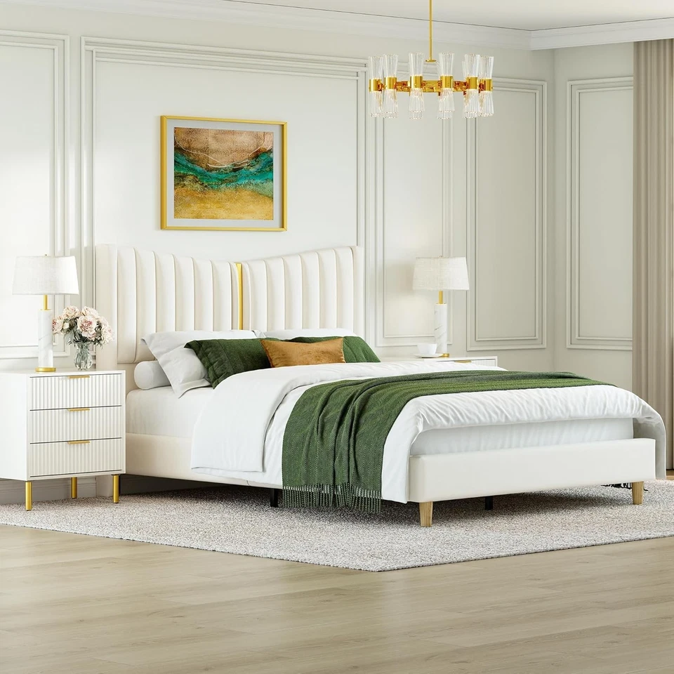 Cabecero de cama tapizado Queen de terciopelo crema de 48" de alto con listones de madera con adornos dorados Foto 4 de 4