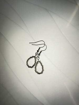 Handgemachte Perlen-Ohrringe   Minimalistische Hängeohrringe in Grau