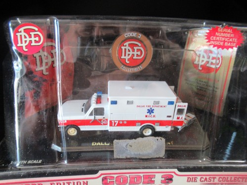 CODE 3 DALLAS MICU EMS # 17 MEDIC AMBULANCE F-350 1:64 FIRE RESCUE TRUCK 12102 - Picture 4 of 4