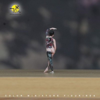 Figurine Miniature Fille Tatouage - Échelle 1/64 - Pour Diorama Ou Customisation