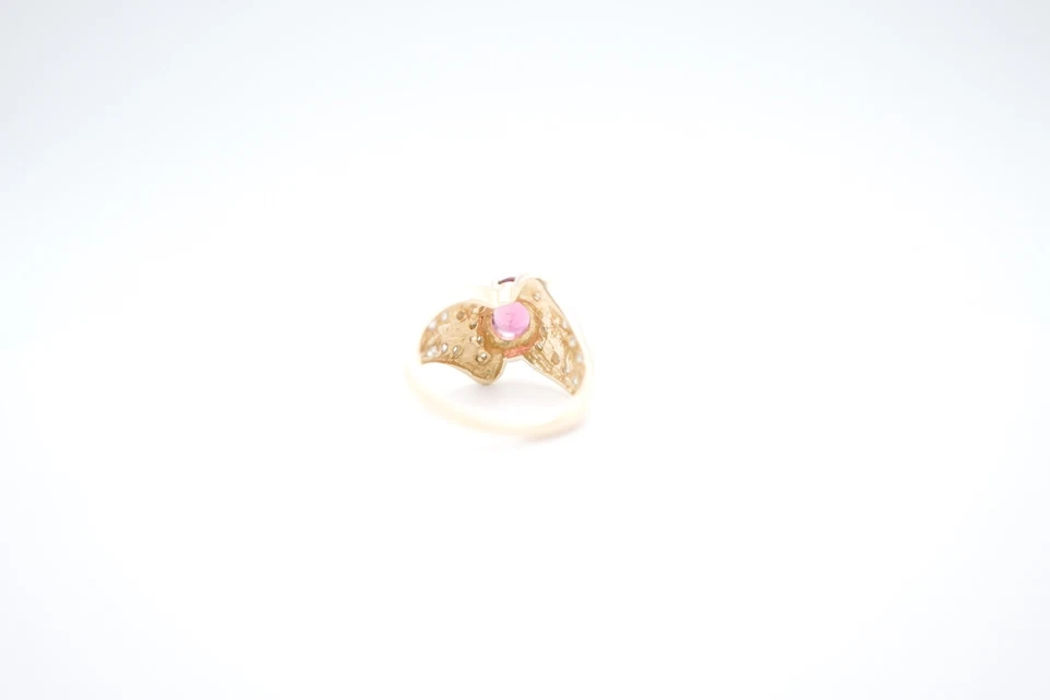 Anillo de diamantes de turmalina rosa ovalada de oro amarillo de 14 quilates y conjunto de canales redondos Foto 4 de 4