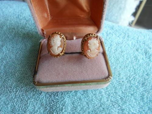 SMALL VINTAGE PAIR OF GOLD TONE CLIP EARRINGS- PROFILE CAMEO - Picture 3 of 3