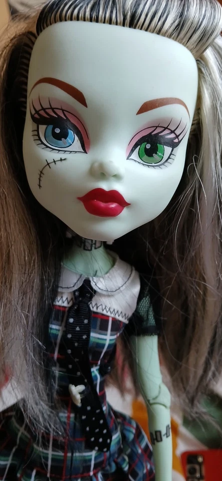 Frightfully Tall Frankie And Clawdeen And A Stand - Image 3 of 4