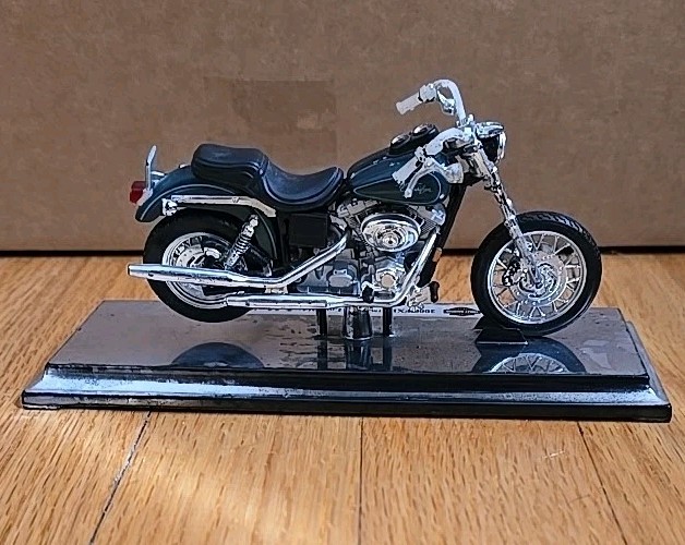 2000 Harley Davidson FXDL Dyna Low Rider Plastic Motorcycle Scale
