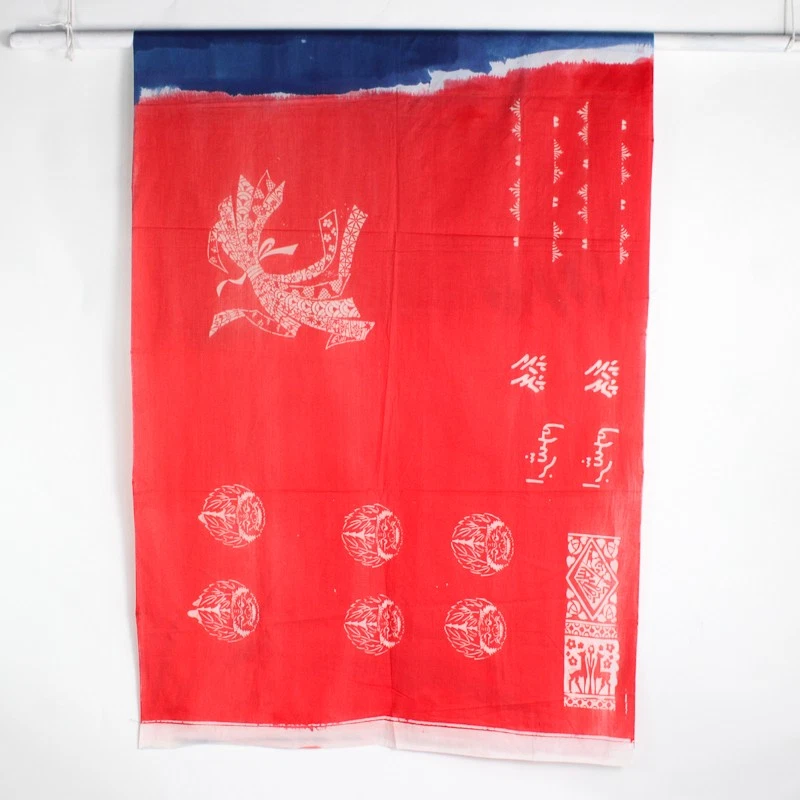 Tela batik con dobladillo rojo y azul Shinobi Legends Miyamoto Clan 44" x 2 1/2 yardas Foto 2 de 4