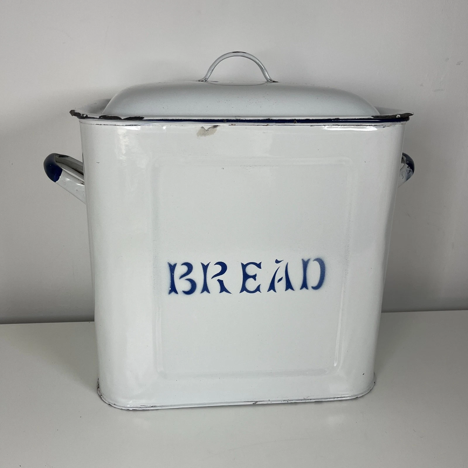 Vintage Enamel Bread Bin Bread Box Large with Lid Metal English Farmhouse Retro
Opens in a new windo