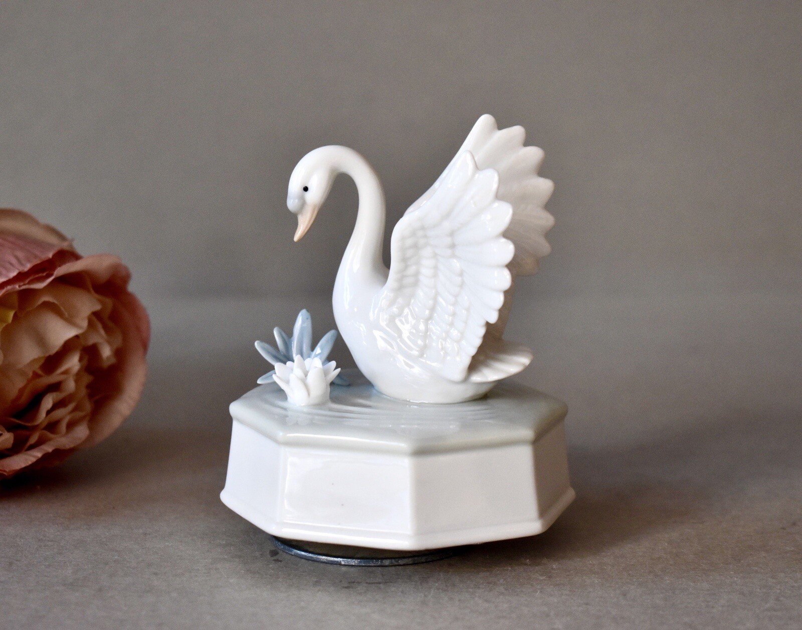 Vintage Porcelain Musical Figurine Swans Home Decor Retro Swan Figurine