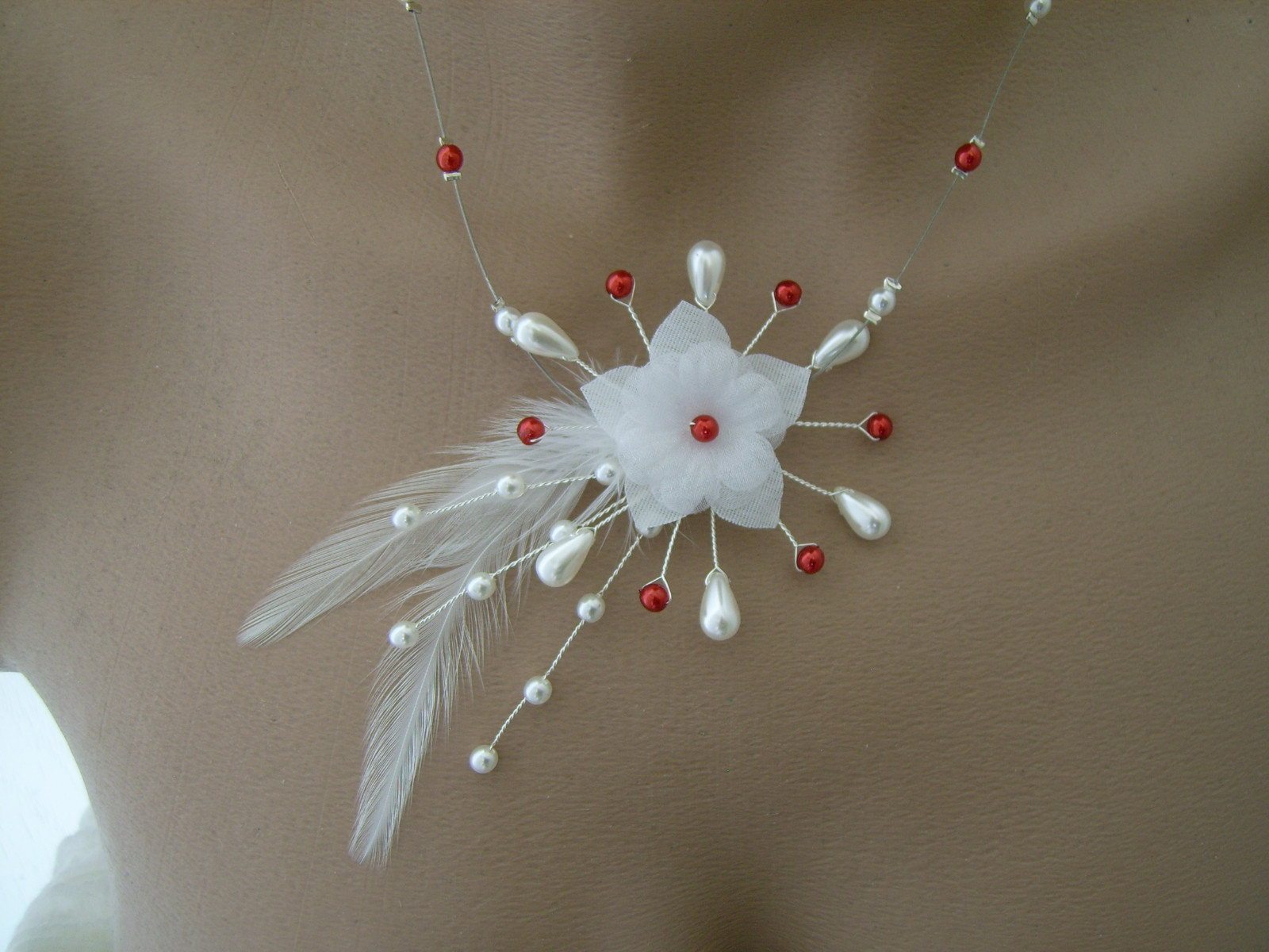 Collier blanc et rouge pour robe de mariée chic lors d'une cérémonie
