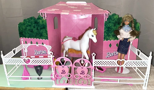 Vintage 1987 Barbie Blinking Beauty Corral 7791 Playset + Horse Case Doll Extras