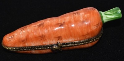 LIMOGES France PEINT MAIN HINGED Box CARROT w/BUNNY RABBIT CLASP & TRINKET RARE!