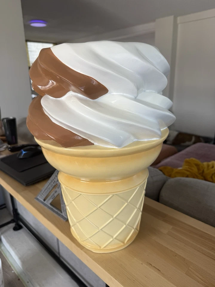 "Taburete o mesa auxiliar con cono de helado Viral TikTok 19"" totalmente nuevo" Foto 3 de 4