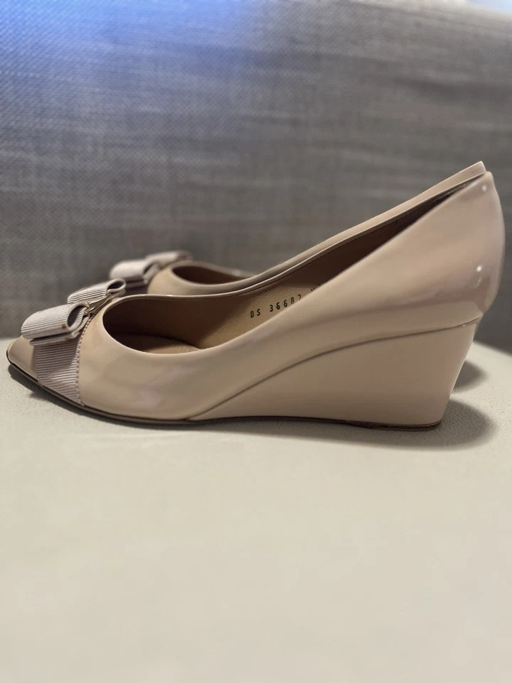 Zapatos de cuña Salvadore Ferragamo de charol nude peep-toe. Mujer Talla 7.5 Foto 4 de 4