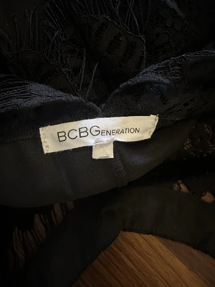 Vestido de encaje negro pequeño BCBG Generation Foto 3 de 3