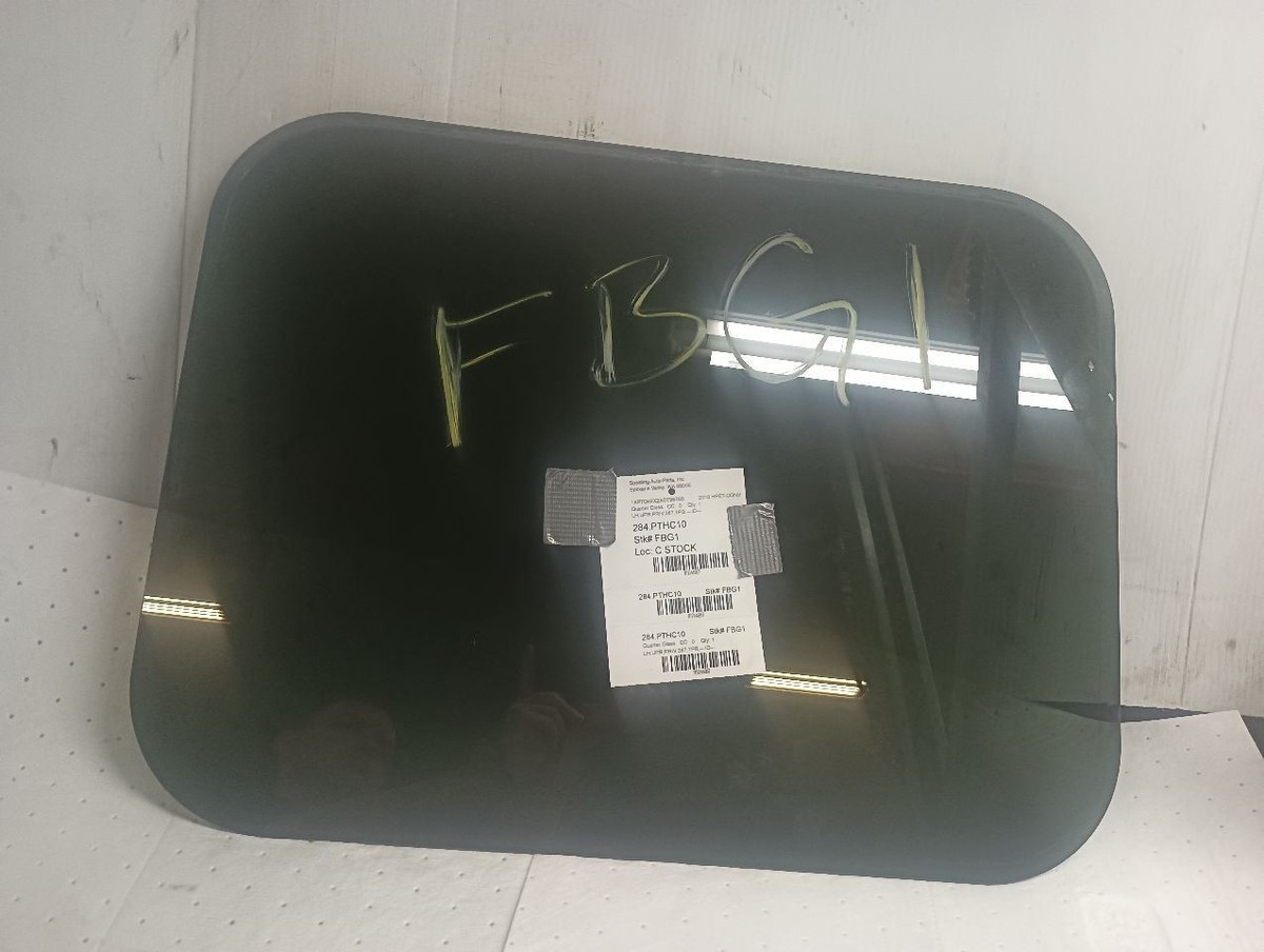 2010 Peterbilt 387 Left Driver Lower Sleeper Window Glass