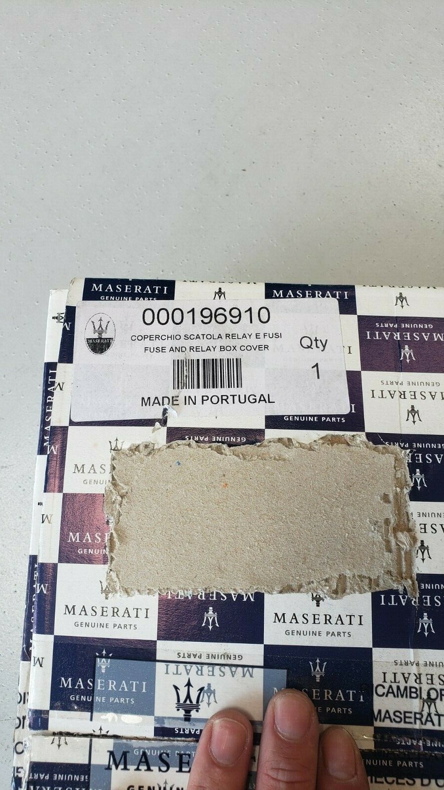 2005-08 MASERATI GRAN TURISMO ENGINE BAY FUSE BOX W/O FUSES